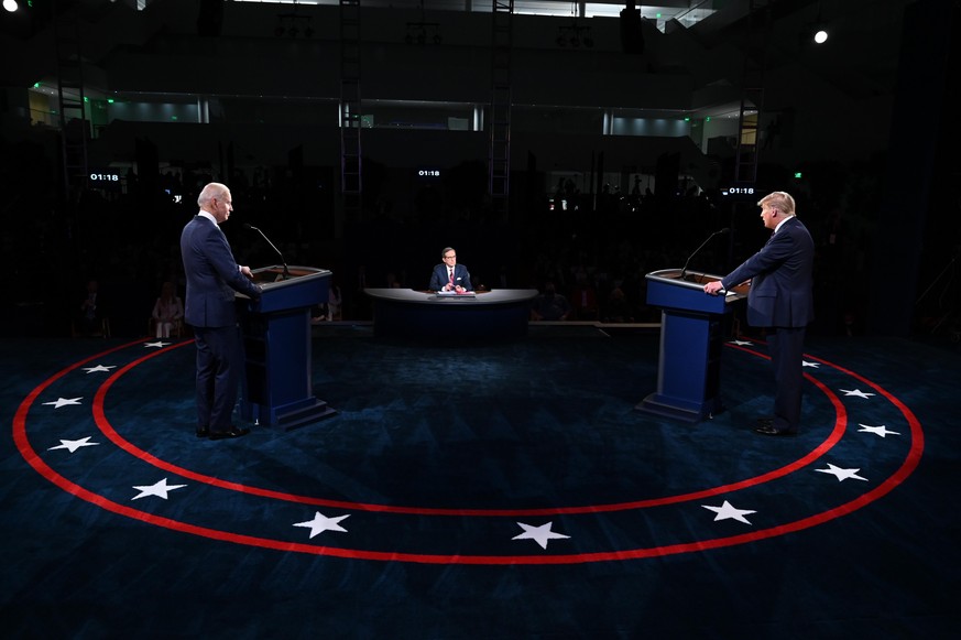 dpatopbilder - 29.09.2020, USA, Cleveland: Donald Trump (r), Pr