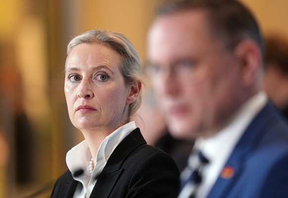 31.01.2025, Berlin: Alice Weidel (l), Co-Vorsitzende der AfD-Bundestagsfraktion, und Tino Chrupalla, Co-Vorsitzender der AfD-Bundestagsfraktion, geben nach der Abstimmung �ber das �Zustrombegrenzungsg ...