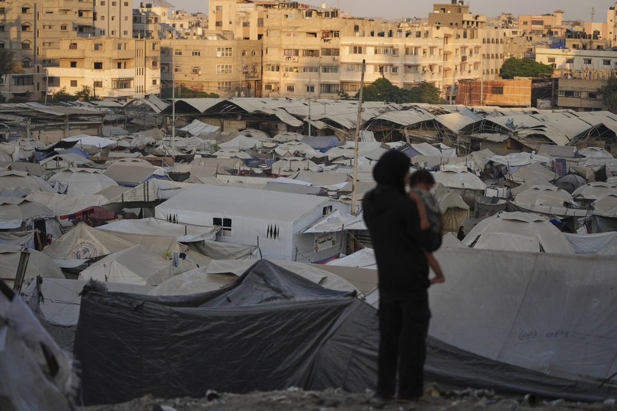A tent camp for displaced Palestinians stretches along Gaza City, Sunday, Aug. 3, 2025. (AP Photo/Jehad Alshrafi)