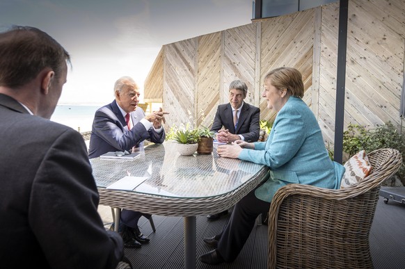 Bundeskanzlerin Angela Merkel (CDU) und US-Präsident Joe Biden (2.v.l.) sitzen zu Beginn ihres Gesprächs am Rande des G7-Gipfels mit ihren außenpolitischen Beratern Jan Hecker (2.v.r.) und Jake Sulliv ...