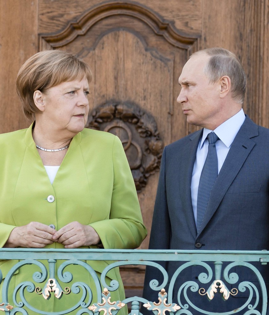 Bundeskanzlerin Angela Merkel (l), CDU, empfaengt den Russischen Praesidenten Wladimir Putin vor Schloss Meseberg. 18.08.2018, Gransee. Berlin Deutschland *** Chancellor Angela Merkel l CDU welcomes R ...