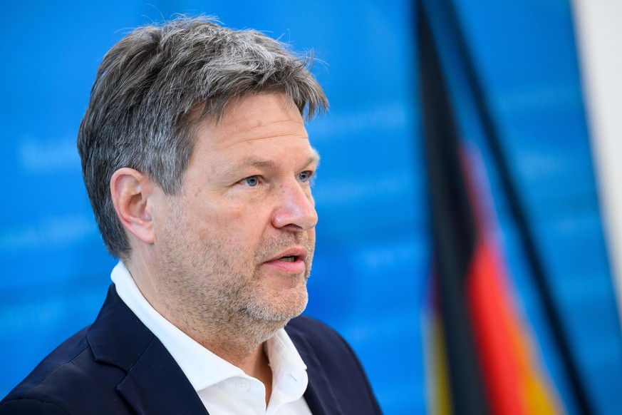 Robert Habeck (Bündnis 90/Die Grünen), Bundesminister für Wirtschaft und Klimaschutz, äußert sich bei einer Pressekonferenz mit dem Bundesverkehrsmnister im Bundesministerium für Verkehr und Digitales ...