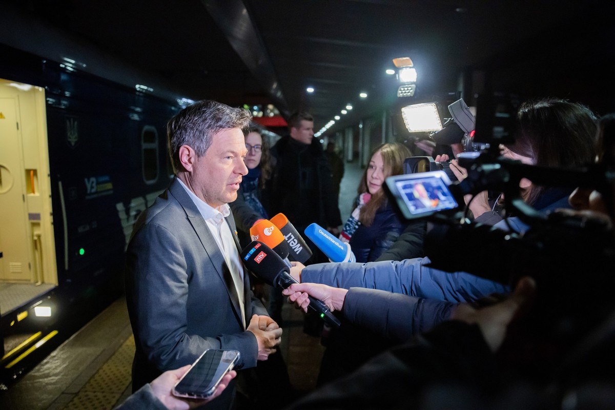 03.04.2023, Ukraine, Kiew: Robert Habeck (Bündnis 90/Die Grünen), Bundesminister für Wirtschaft und Klimaschutz, gibt bei seiner Ankunft am Bahnhof von Kiew zu Medienvertretern. Vizekanzler Robert Hab ...