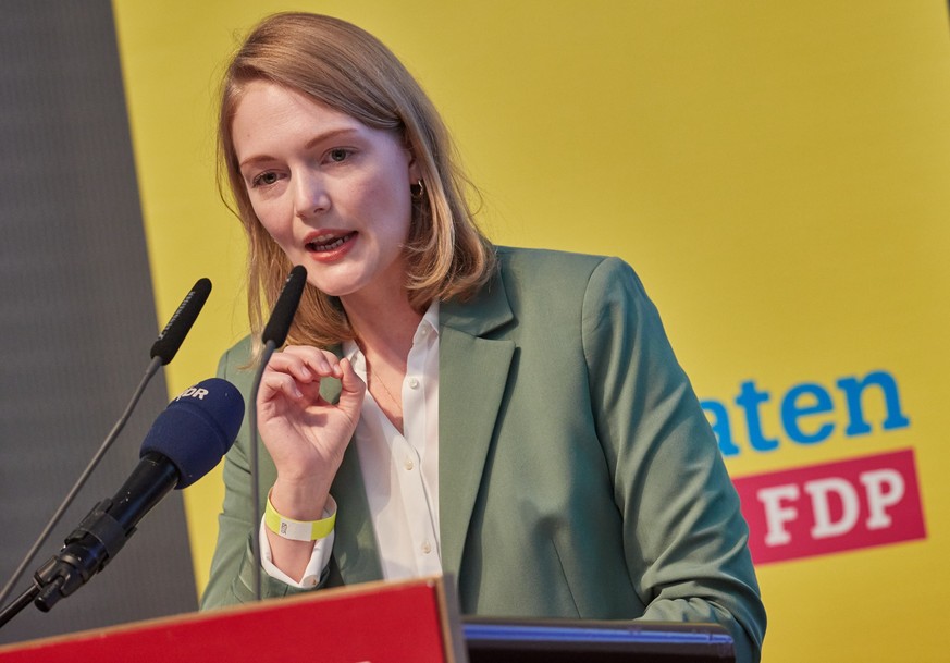 ARCHIV - 07.11.2021, Hamburg: Ria Schröder, bildungspolitische Sprecherin der Liberalen im Bundestag, spricht auf dem Landesparteitag der Hamburger FDP. (zu dpa «FDP-Bildungsexpertin fordert von Lände ...