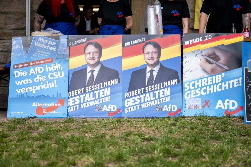 STICHWAHL ZUM LANDRAT IN SONNEBERG 25/06/2023 - Sonneberg: Die Stichwahl zum neuen Landrat des Landkreises Sonneberg am 25. Juni 2023 in Sonneberg Thüringen. Wahlplakate von AfD-Landratskandidat, Robe ...