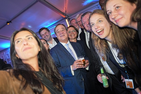 Armin Laschet bei Selfie mit CDU-Vertretern.