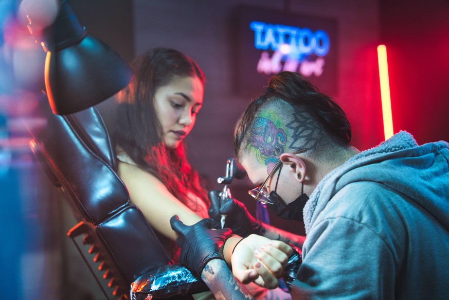Die Tattoo-Branche steht aktuell vor einer großen Umstellung. Tätowierer müssen deshalb um ihren Job fürchten.
