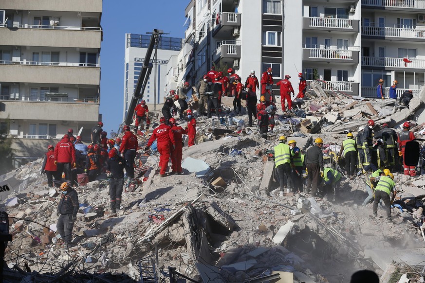 In Ägäis suchen Hunde und Einsatzkräfte in den Trümmern nach möglichen Überlebenden.