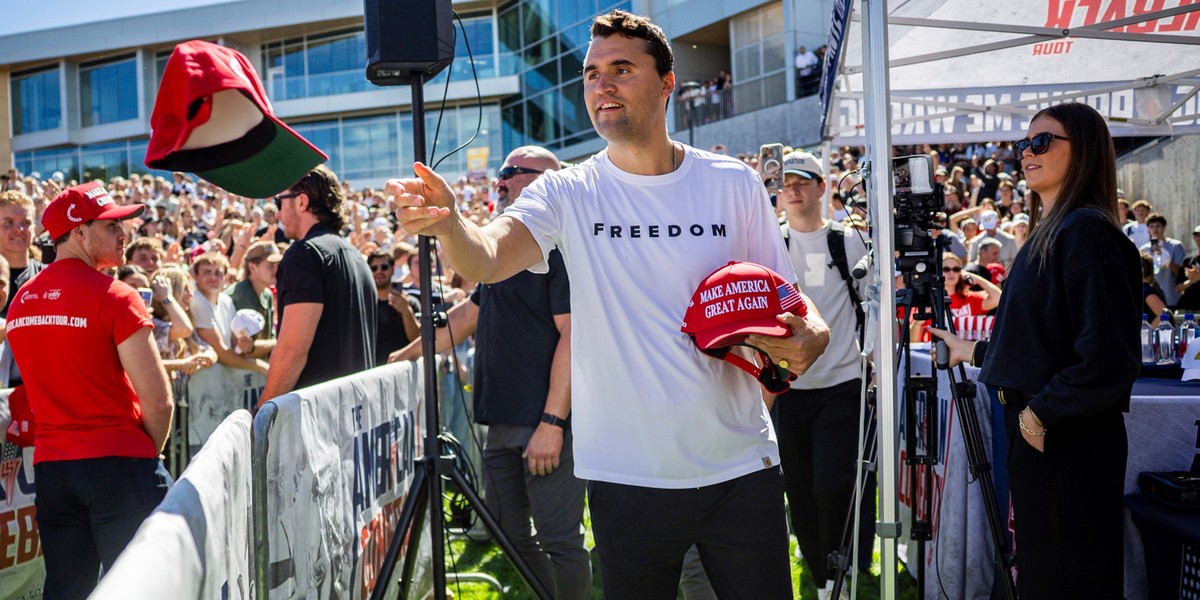 10.09.2025, USA, Orem: Charlie Kirk verteilt vor seiner Rede an der Utah Valley University Mützen. Kirk, ist laut US-Präsident Trump angeschossen worden. Der Präsident rief auf seiner Plattform Truth  ...
