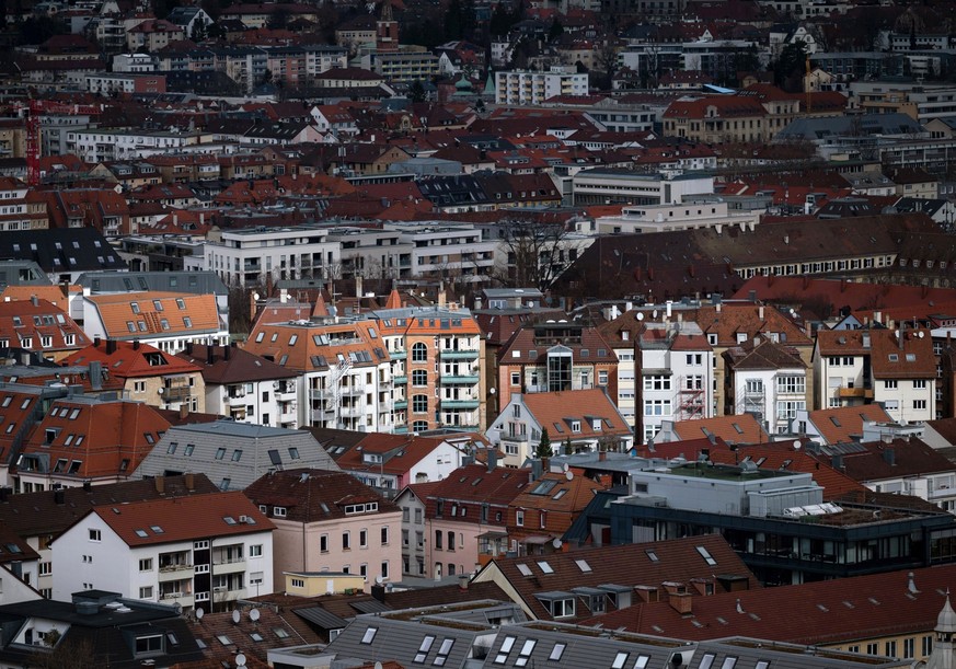 ARCHIV - 15.02.2022, Baden-Württemberg, Stuttgart: Vereinzelte Gebäude werden in der Stuttgarter Innenstadt durch ein Wolkenloch von der Sonne angestrahlt. Hohe Mieten in deutschen Großstädten sind ei ...