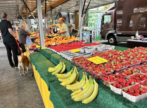 An Alis Obststand bilden sich oft lange Schlangen.