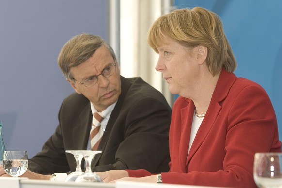 Diese Aufnahme von Wolfgang Bosbach und Angela Merkel stammt aus dem Jahr 2005.
