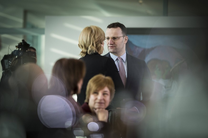 Bundesgesundheitsminister Jens Spahn (R), CDU, unterhaelt sich mit Bundeslandwirtschaftsministerin Julia Kloeckner, CDU, aufgenommen vor der Kabinettsitzung der Bundesregierung in Berlin, 06.02.2019.  ...