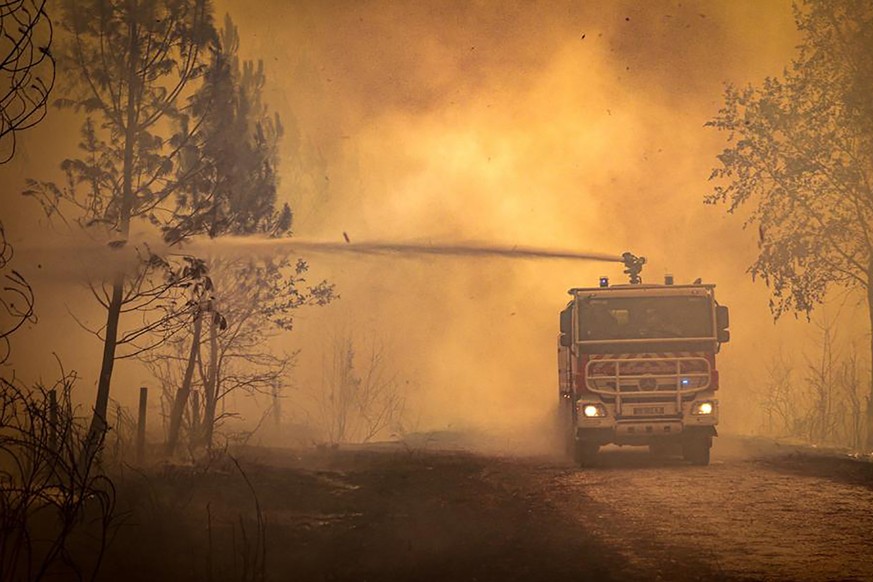 15.07.2022, Frankreich, Landiras: Dieses am Freitag, den 15. Juli 2022, von der Feuerwehr der Region Gironde (SDIS 33) zur Verf