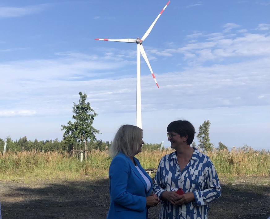 Bundesinnenministerin Nancy Faeser und SPD-Bundesvorsitzende Saskia Esken bei einem gemeinsamen Besuch im Windpark Stiftswald bei Kaufungen in Nordhessen