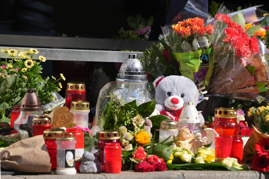 Blumen, Kerzen und Botschaften an das Opfer liegen an einer Tankstelle in der Innenstadt. Ein Angestellter der Tankstelle war am Samstagabend von einem mit einer Pistole bewaffneten Mann erschossen wo ...