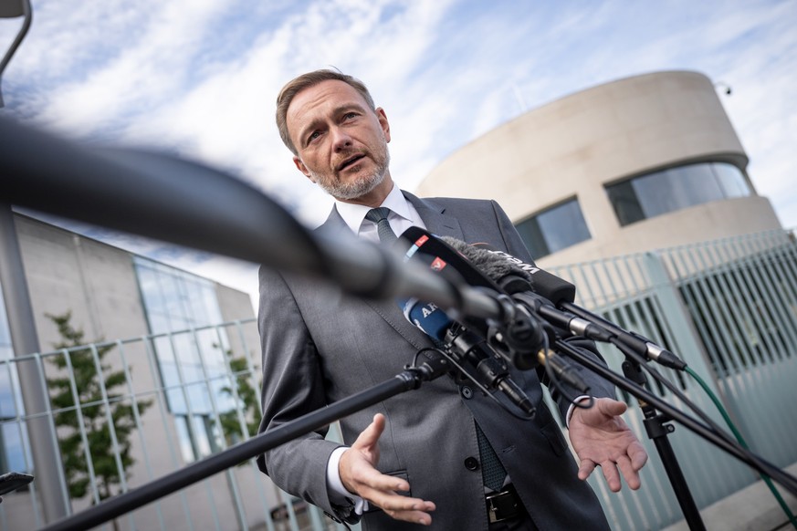 05.10.2022, Berlin: Christian Lindner (FDP), Bundesminister der Finanzen, spricht bei einem Pressestatement zur Grundsteuer nach der Kabinettssitzung vor dem Kanzleramt. Foto: Michael Kappeler/dpa +++ ...