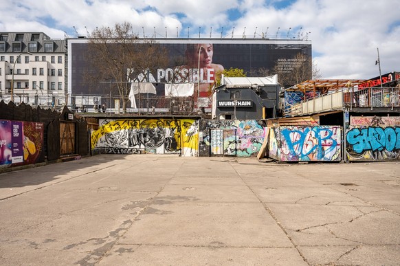 Berlin Friedrichshain Das RAW-Friedrichshain vormals RAW-Tempel, auch RAW-Gel�nde im Ortsteil Friedrichshain des Berliner Bezirks Friedrichshain-Kreuzberg ist das gr��te zusammenh�ngende, permanent ku ...