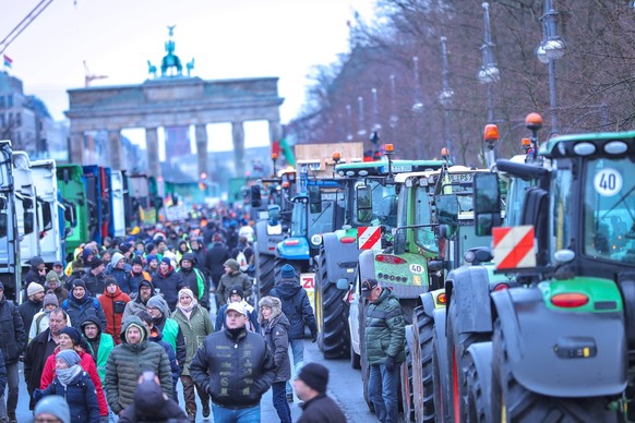 15.01.2024, Berlin, Eindrücke rund um die Großdemonstration der Bauernproteste am Brandenburger Tor und auf der Strasse des 17.Juni. Mehrere Tausend Demonstranten haben sich versammelt um Kritik an de ...