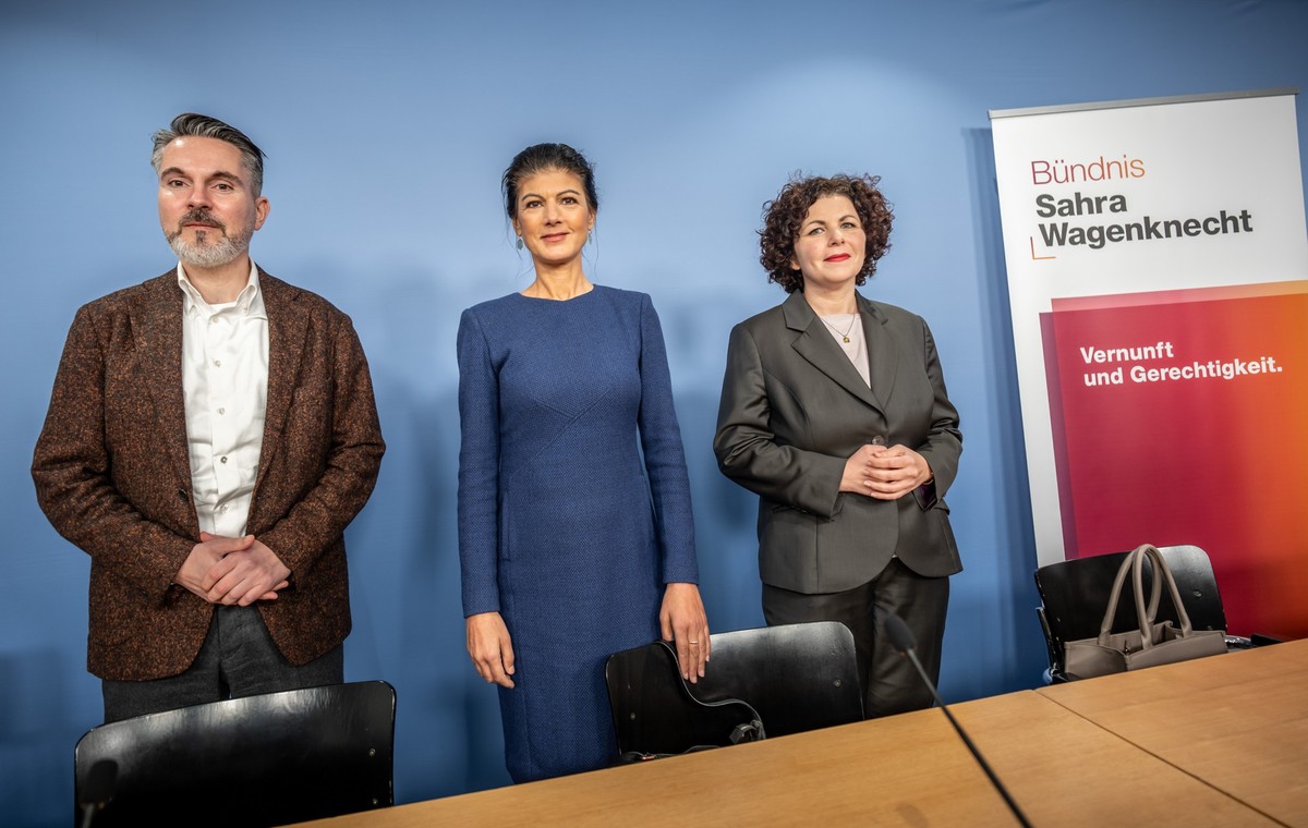 dpatopbilder - 10.11.2025, Berlin: Sahra Wagenknecht (M, BSW Bündnis Sahra Wagenknecht), Bundesvorsitzende, nimmt zwischen Fabio De Masi (l) und Amira Mohamad Ali, Bundesvorsitzende, an einer Presseko ...