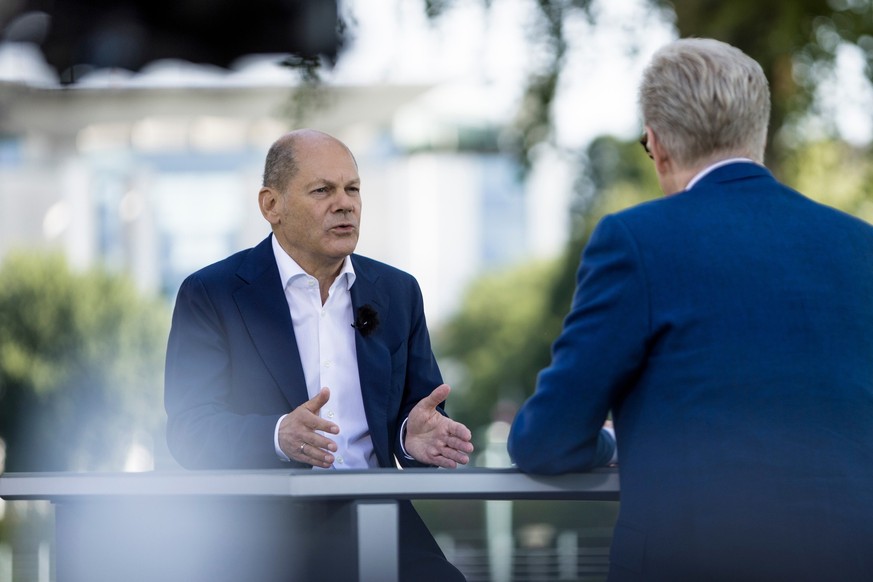 HANDOUT - 04.09.2022, Berlin: ZDF-Moderator Theo Koll (r) im Gespräch mit Bundeskanzler Olaf Scholz (SPD) bei der Aufzeichnung vom Sommerinterview der Sendung &quot;Berlin direkt&quot; unweit vom Kanz ...