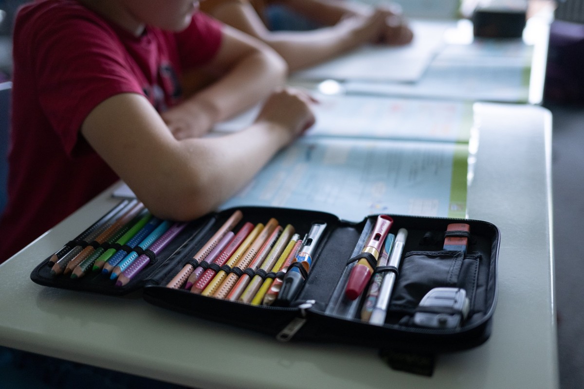 PRODUKTION - 27.06.2024, Baden-Württemberg, Neckartailfingen: Schülerinnen und Schüler einer vierten Klasse einer Grundschule nehmen am Unterricht teil. (zu dpa: «Chancengleichheit für Kinder? Institu ...