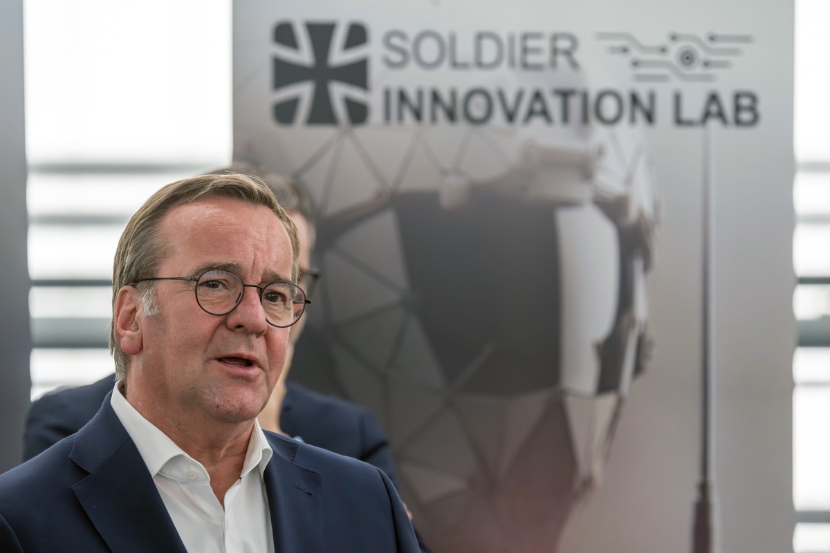 22.07.2025, Bayern, Erding: Verteidigungsminister Boris Pistorius besucht das Innovationslabor am Wehrwissenschaftlichen Institut für Werk- und Betriebsstoffe mit Live-Präsentation unbemannter Systeme ...