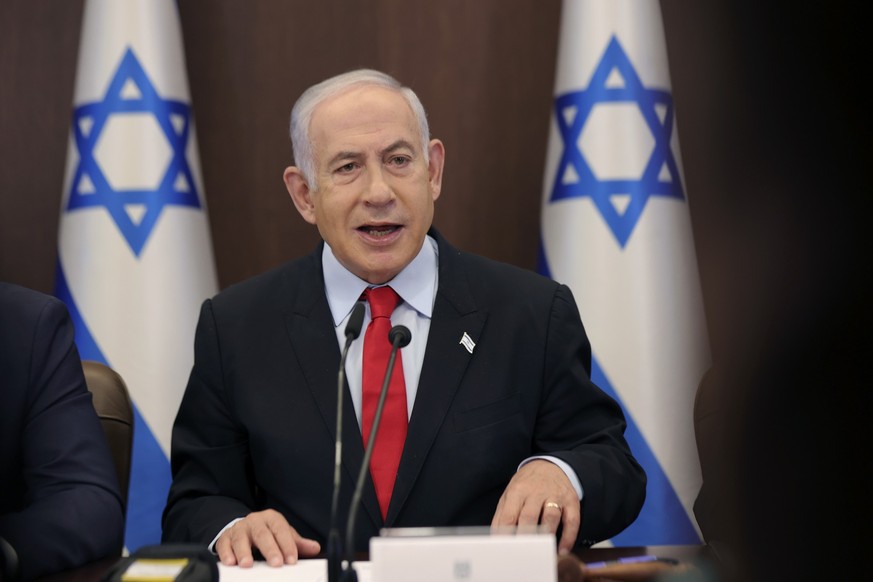 27.09.2023, Israel, Jerusalem: Benjamin Netanjahu, Ministerpräsident von Israel, spricht während der wöchentlichen Kabinettssitzung im Büro des Ministerpräsidenten. Foto: Abir Sultan/EPA Pool/AP/dpa + ...