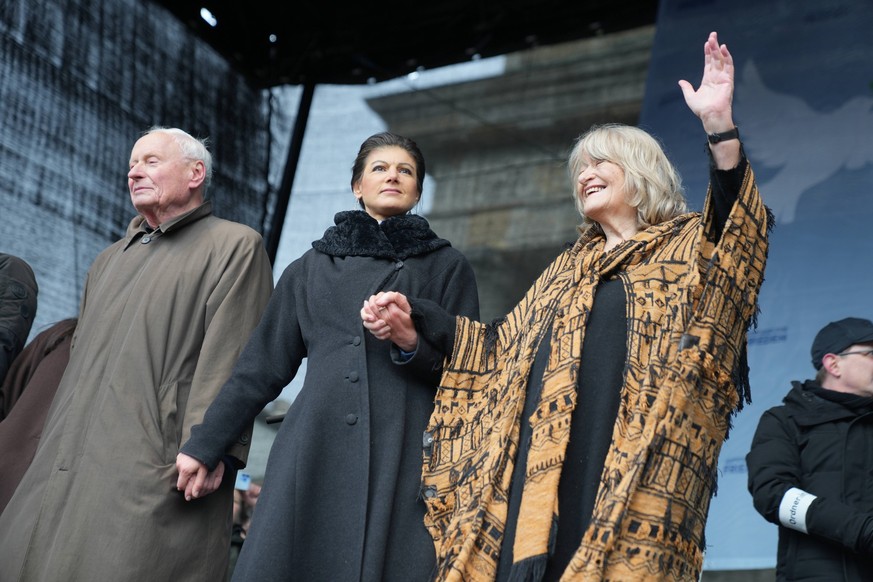 Berlin, Demonstration GER, Berlin,20230225, Demo , kundgebung, Aufstand für Frieden am Brandenburger Tor, mit Sahra Wagenknecht, Mitglied des Deutschen Bundestages, und Alice Schwarzer gegen den Krieg ...