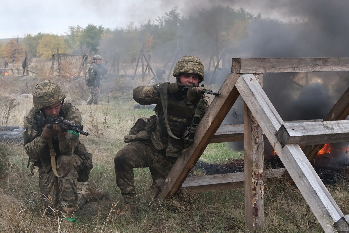 In this photo provided by Ukraine&#039;s 65th Mechanized Brigade press service, recruits attend drills at a training ground in the Zaporizhzhia region, Ukraine, Saturday, Oct. 11, 2025. (Andriy Andriy ...