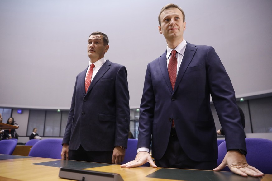 ARCHIV - 15.11.2018, Frankreich, Straßburg: Der russische Oppositionsführer Alexej Nawalny (r) und sein Bruder Oleg stehen während seiner Anhörung vor dem Europäischen Gerichtshof für Menschenrechte.  ...