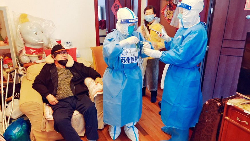 SHANGHAI, CHINA - APRIL 18, 2022 - Medical workers do nucleic acid tests for elderly people with leg problems in the containment area, April 18, 2022, Shanghai, China. On April 18, 2022, The Shanghai  ...
