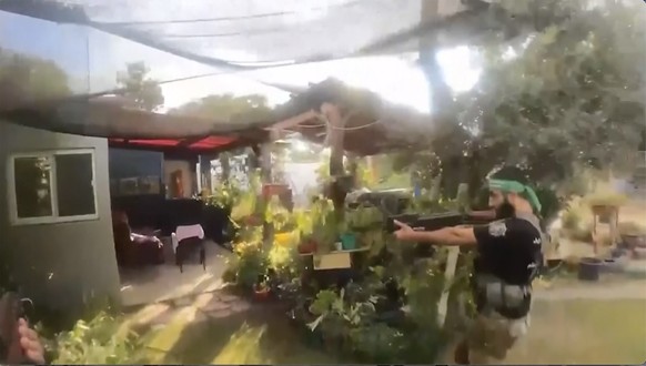 HANDOUT - 16.10.2023, Israel, -: Dieses von den israelischen Streitkräften veröffentlichte undatierte Bodycam-Video zeigt einen Hamas-Kämpfer, der durch ein Wohnviertel an einem ungenannten Ort im Süd ...