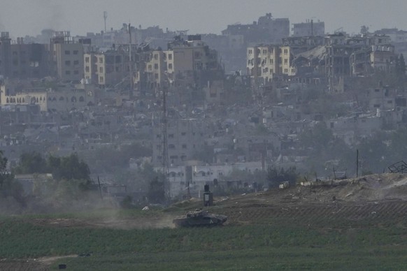 dpatopbilder - 29.10.2023, Israel, ---: Israelische Panzer fahren entlang der israelischen Grenze zum Gazastreifen in Stellung. Foto: Maya Alleruzzo/AP/dpa +++ dpa-Bildfunk +++
