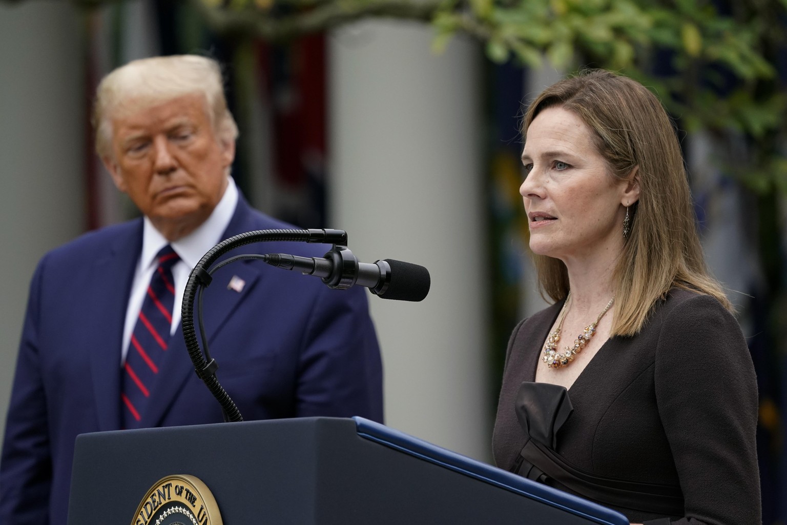 Richterin Amy Coney Barrett und Donald Trump, Präsident der USA, sprechen auf einer Pressekonferenz im Rosengarten des Weißen Hauses.