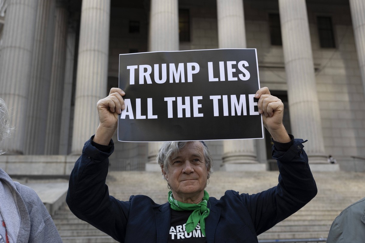 USA, Proteste gegen Donald Trump vor dem Supreme Court in New York September 22, 2023, New York, New York, USA: A person holds a sign that reads ��oeTrump lies all the time.��� Protesters stand outsid ...