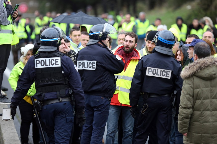 Frankreich, Proteste der Gelbwesten dauern an 181209-31-371 - gilets jaunes angouleme charente girac blocage de la rn 10 - NEWS : Rassemblement des Gilets Jaunes - Angouleme - 08/12/2018 RenaudJoubert ...