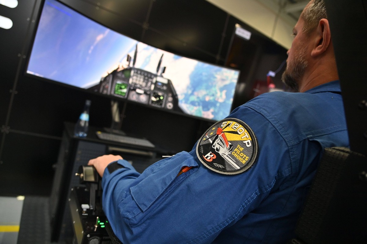 Ein Pilot steurert die unbemannte Kampfdrohne von einer Remote Pilot Station / Fernpilotenstation mit Joystick und Monitor.Drohnenpilot. Helsing zeigt Designstudie fuer unbemanntes Kampfflugzeug Helsi ...