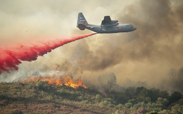 Ein Flieger der US-Airforce löscht einen Brand in Clearlake Oaks.