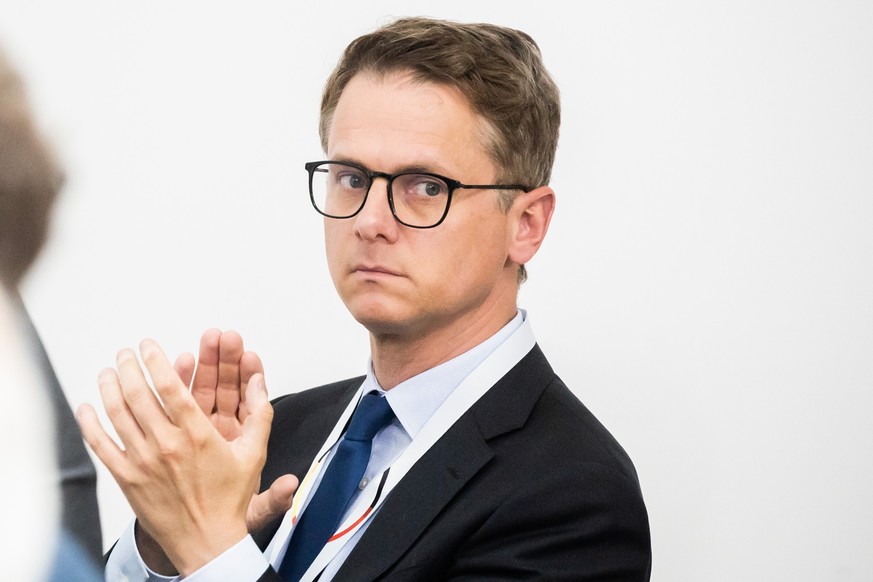 16.06.2023, Berlin: Carsten Linnemann, stellvertretender CDU-Vorsitzender, applaudiert beim CDU-Bundesausschuss im Konrad-Adenauer-Haus. Bei dem Kleinen Parteitag sollen die 158 Delegierten unter ande ...