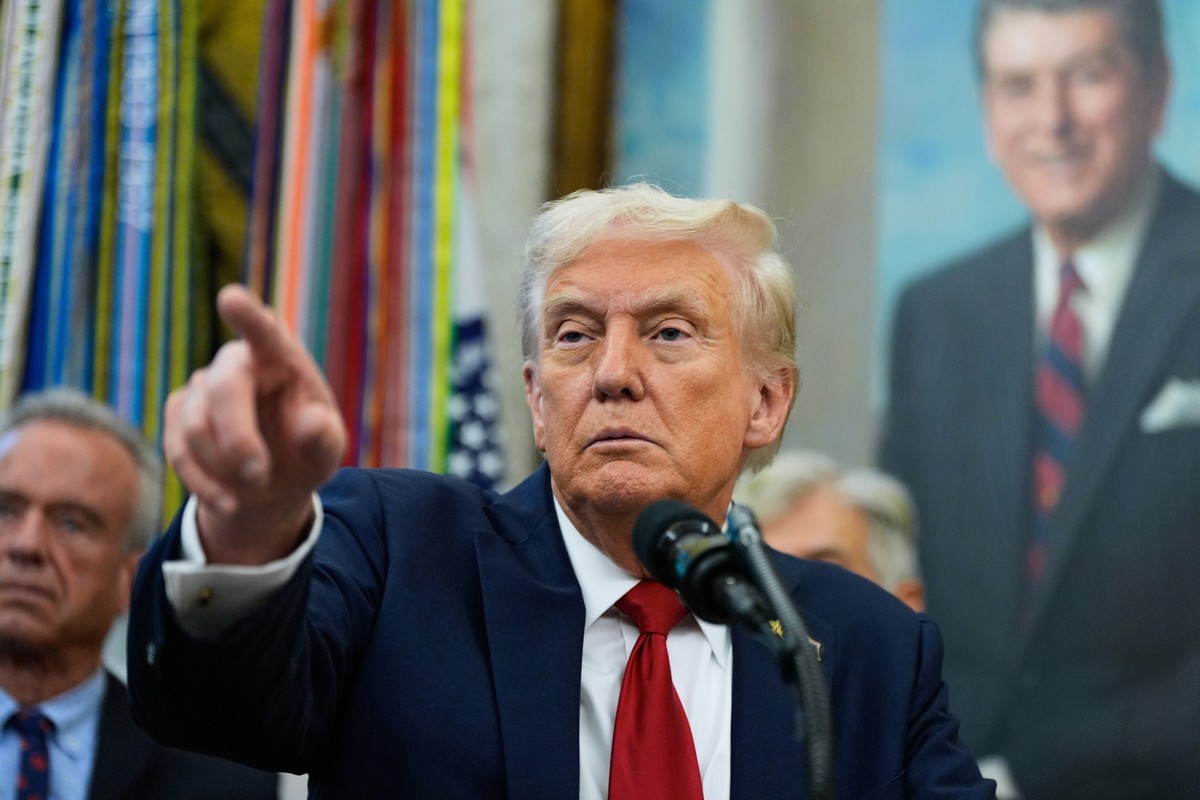 President Donald Trump points to a reporter in the Oval Office of the White House, Tuesday, Sept. 30, 2025, in Washington. (AP Photo/Alex Brandon)