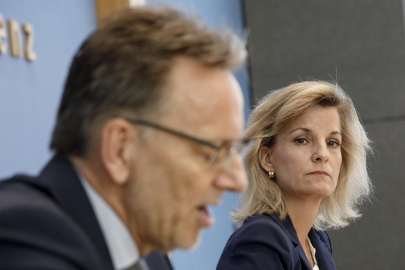 Chef des Bundeskriminalsamts Holger Münch, im Hintergrund: Daniela Ludwig.
