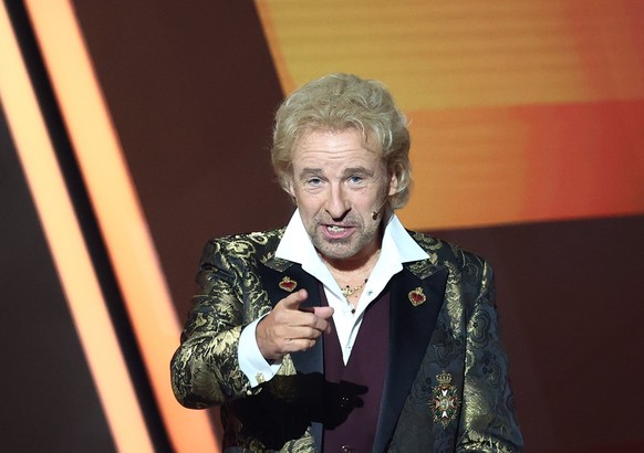 ARCHIV - 06.11.2021, Bayern, N�rnberg: Thomas Gottschalk kommt zu Beginn der Jubil�umsshow &quot;Wetten, dass..?&quot; auf die B�hne. Gottschalk steht B. Becker nach dessen Verurteilung in London zur  ...