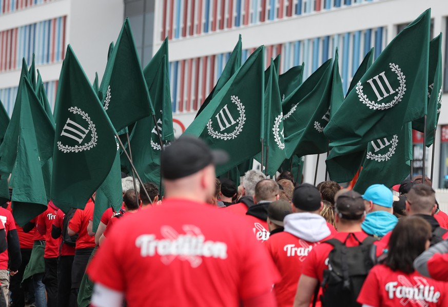 Die rechtsextreme Partei Der Dritte Weg geht an der polnischen Grenze auf die Suche nach Geflüchteten .