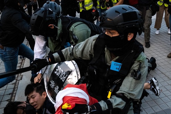 Im Dezember 2019 eskalierten in Hongkong die Proteste gegen das Sicherheitsgesetz. Es kam zu gewaltsamen Auseinandersetzungen zwischen Demonstranten und der Polizei.