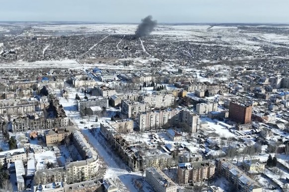SCREENSHOT - 13.02.2023, Ukraine, Bachmut: Dieses Videostandbild, das von einer Drohne aufgenommen wurde, zeigt, wie die längste Schlacht der einjährigen russischen Invasion die Stadt der Salz- und Gi ...