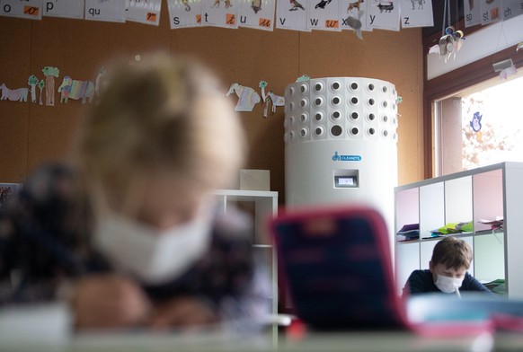 Eine Schülerin der Liebenauschule nimmt an einer Nachmittagsunterrichtseinheit im Rahmen des Programms „Lernen mit Rückenwind“ teil, im Hintergrund ist ein Luftreiniger für Raumluft zu sehen. Mit dem  ...