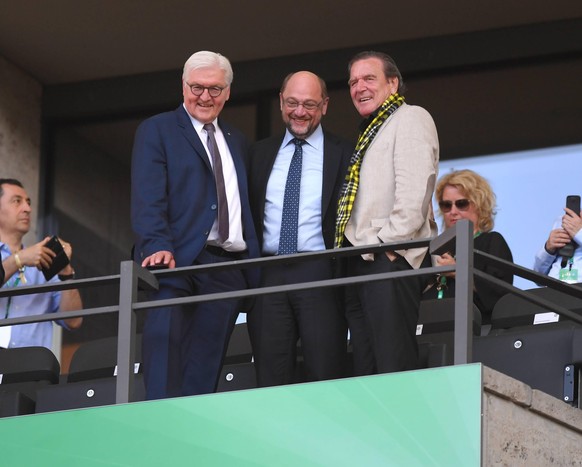Gerhard Schröder mit seinen Parteigenossen Frank-Walter Steinmeier und Martin Schulz bei einem BVB-Spiel.
