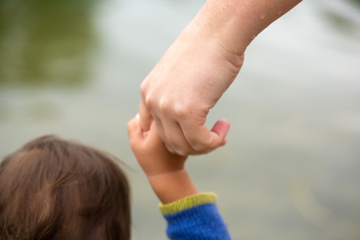 ARCHIV - 01.07.2023, Berlin: Eine Mutter hält ihr Kind an der Hand. (zu dpa: «Mehr Kinder und Jugendliche in Niedersachsen adoptiert») Foto: Fernando Gutierrez-Juarez/dpa +++ dpa-Bildfunk +++