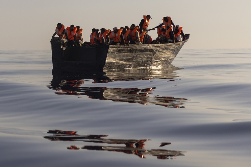27.08.2022, ---, --: Migranten mit Schwimmwesten, die von Freiwilligen des Rettungsschiffs Ocean Viking zur Verf